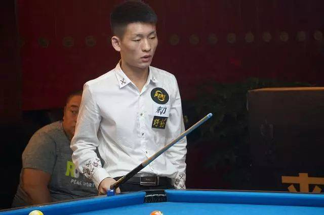 个人能力！两队进攻陷入困境， 奎因上场外线运球高难度急停三分命中！